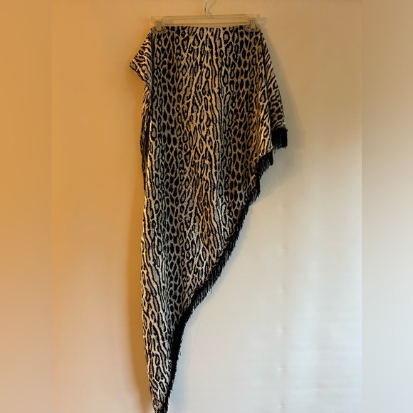 BLACK AND WHITE WITH FRINGE ANIMAL PRINT TRIANGLE SHAPED SCARF - Picture 6 of 7